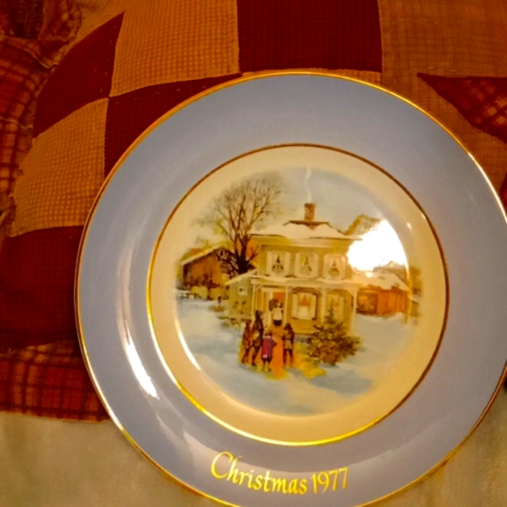 Vintage Avon products  1977 Christmas plate series "carollers in the snow"